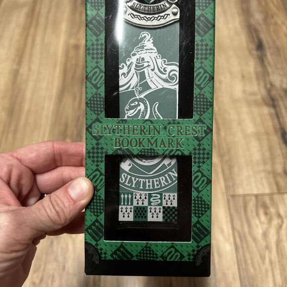 New The Noble Collection Harry Potter Slytherin Crest Bookmark - Picture 3 of 4